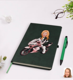 BK Gift Kişiye Özel Kadın Motorcu Karikatürlü Yeşil Termo Deri Defter Kalem Seti Model 2