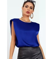 Yuvarlak Yaka Kolsuz Vatkalı Rahat Kesim Düğmeli Şık ve Cool Saten Bluz (SAKS MAVI)