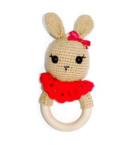 Narçiçeği Pelerinli Kahve Tavşan Amigurumi Çıngırak