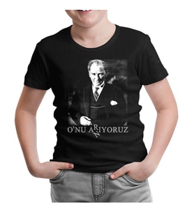 Atatürk - Onu Arıyoruz. Anıyoruz Siyah Çocuk Tshirt