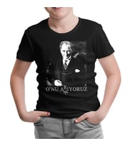 Atatürk - Onu Arıyoruz. Anıyoruz Siyah Çocuk Tshirt