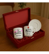 BK Gift Kişiye Özel Bordo Kadife Kutulu İkili Evin Hanımı&Evin Reisi Tasarımlı 2'li Kahve Fincanı-1, Yeni İş Hediyesi, Arkadaşa Hediye