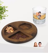 BK Gift Kişiye Özel Evleniyoruz Karikatürlü Viski Bardağı ve Doğal Masif Ahşap Ceviz Yuvarlak Sunum Tabağı Çerezlik Hediye Seti-4