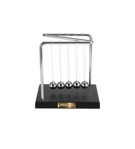 Newton Çarpışan Denge Topları – Ahşap Tabanlı Newton Beşiği (15x12x14 cm)