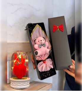 Siyah Kutusunda Pembe Ayıcık Buketi & Işıklı Kırmızı Kalpli Fanus  Ayıcık Buketi