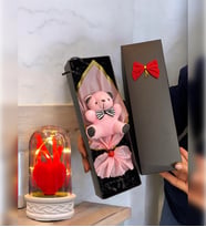 Siyah Kutusunda Pembe Ayıcık Buketi & Işıklı Kırmızı Kalpli Fanus  Ayıcık Buketi