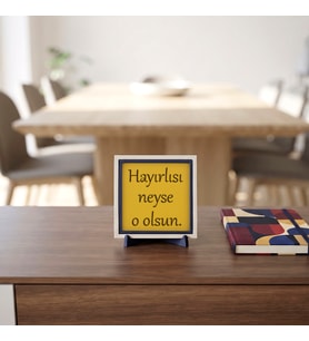 “Hayırlısı Neyse O Olsun” Yazılı Dekoratif Obje, İç Mekânlara Anlam Katan Özgün Standlı Masaüstü Aksesuarı 10x10 cm