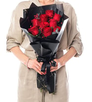 Premium Siyah Jelatinde 9 Kırmızı Gül Buketi