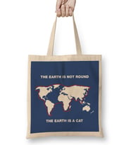 The Earth Is Not Round The Earth Is A Cat Flat Earth Bez Çanta Uzun Saplı