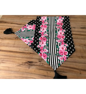 SİYAH ZEMİN ÜZERİNE PEMBE GÜL DESENLİ RUNNER (Krem)