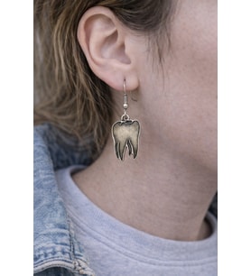 Tooth Charm – Diş Figürlü Gümüş Renk Unisex Sallantılı Küpe