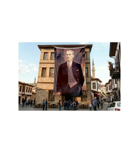 Takım Elbiseli Eli Cebinde Atatürk Poster Bayrak Premium Raşel Kumaş ATA29