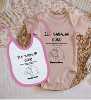 BK Kids Kişiye Özel İlk Babalar Günü Tasarımlı Pembe %100 Pamuklu Kısa Kol Bebek Body Zıbın ve Mama Önlüğü Hediye Seti