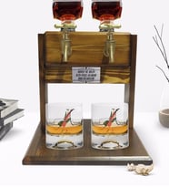 BK Gift Kişiye Özel Renkli Baskılı Harf ve İsim Tasarımlı İkili Viski Bardağı ve Çift Musluklu Doğal Ahşap Viski Standı-5 (Model 1)