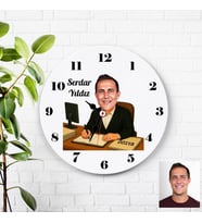Karikatürlü Memur Erkek Masa Başı İş Yapan Kişiye Özel Duvar Saati