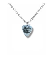 Sagopa Kajmer Rap Sanatçısı Pena Şeklinde Çift Taraflı Rock İşaretli Unisex Metal Kolye (Gümüş)
