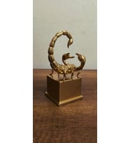 Dekoratif Altın Renk Akrep Burcu Heykeli Biblo Modern Ofis ve Ev Aksesuarı (15x8 cm)