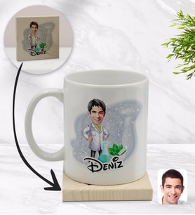 BK Gift Kişiye Özel Erkek Eczacı Karikatürlü Beyaz Kupa Bardak ve Ahşap Bardak Altlığı Hediye Seti - Model 1