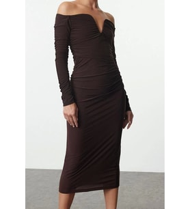 Moda Stil Fitted Carmen Yaka Midi Boy Vücuda Oturan Örme Elbise (Kahverengi)