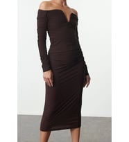 Moda Stil Fitted Carmen Yaka Midi Boy Vücuda Oturan Örme Elbise (Kahverengi)