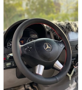 DİKİŞLİ DİREKSİYON KILIFI SİYAH DERİ KIRMIZI DİKİŞLİ MERCEDES SPRİNTER FOTODAKİ DİREKSİYON İÇİN