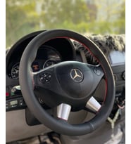 DİKİŞLİ DİREKSİYON KILIFI SİYAH DERİ KIRMIZI DİKİŞLİ MERCEDES SPRİNTER FOTODAKİ DİREKSİYON İÇİN