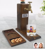 BK Gift Kişiye Özel Sevgililer Karikatürlü Viski Bardağı & Musluklu Doğal Ahşap İçki Standı & Masif Ahşap Dikdörtgen Sunum Tabağı Çerezlik Hediye Seti-10