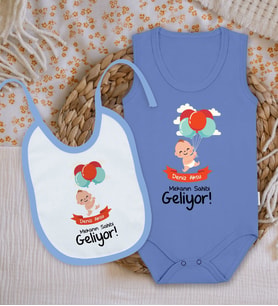 BK Kids Kişiye Özel Mekanın Sahibi Geliyor Tasarımlı Mavi %100 Pamuklu Askılı Sıfır Kol Bebek Body Zıbın ve Mama Önlüğü Hediye Seti