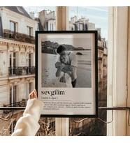 Özel Tasarım Kişiselleştirilebilir Siyah Beyaz Fotoğraflı Çerçeve – Aşk Temalı Tasarım, Sevgiliye Hediye, Kalp Detaylı Anı Çerçevesi, İsimli ve Tarihli Özel Dekor Ürünü Aile