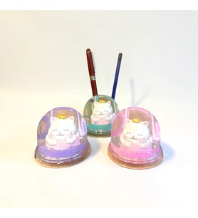 Uğur Getiren Şans Kedisi (Maneki-Neko) Sulu Kalemlik – Mini Kar Küresi Efektli Masa Dekoru (8 cm)