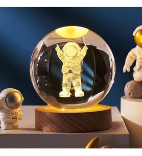Astronot Tasarımlı Işıklı Cam Küre Kod 52