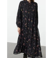 Moda Stil Oversize Dik Yaka Uzun Tesettür Çıtır Çiçek Desenli Yaka Detaylı Dokuma Elbise (Siyah)