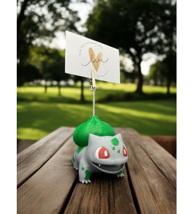 FingArt Bulbasaur Figürlü Not ve Fotoğraf Tutucu - Pokemon Temalı Masaüstü Aksesuarı Metal Kıskaç Notluk