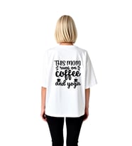 Kahve ve Yoga ile Yaşayan Anne Baskılı Kadın Oversize Tişört
