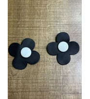 6X6 CM 2 ADET ÇİÇEK SİYAH  DERİ BEYAZ DÜĞMELİ ARMA YAMA DİKİŞ HOBİ AKSESUARI