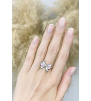 Pembe Fiyonk Minimal Yüzük – Zarafetin, Masumiyetin ve Feminen Enerjinin Simgesi