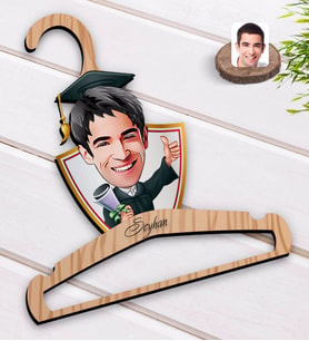 BK Gift Kişiye Özel Erkek Mezun Karikatürlü Standart Boy Ahşap Elbise Askısı-1