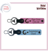 Akrabaya Anlamlı İsmeÖzel Hediye – Çocuk Ve Ayyıldız Desenli Kişisel Anahtarlık, Pembe-Gök Mavi