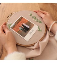 Busartstory-Kişiye Özel Fotoğraflı El Yapımı Çiçek Nakışlı Kasnak Çerçeve