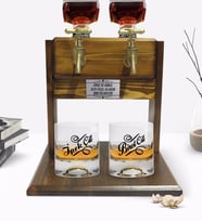 BK Gift Kişiye Özel Renkli Baskılı İsimli İkili Viski Bardağı ve Çift Musluklu Doğal Ahşap Viski Standı-7 (Model 1)