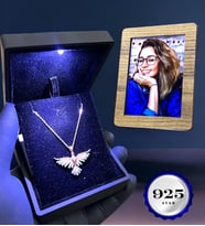 Kişiye Özel Fotoğraflı 925 Ayar Gümüş Zümrüdü Anka Kuşu Kolyesi - Premium Işıklı Kutusunda