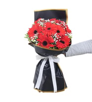 Altın Yaldızlı Siyah jelatinde Kırmızı Gerbera ve Cipsofilya Buketi