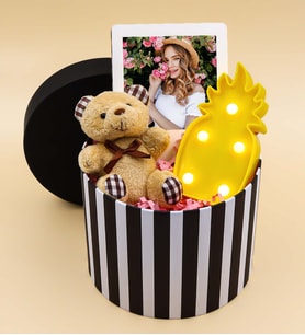 Kişiye Özel Beyaz İnstagram Çerçeve & Ayıcık Anahtarlık & Ananas Led Işık Hediye Seti