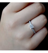 0.23 Ct. Kolu Taşlı Modern Tasarım Pırlanta Tektaş Yüzük