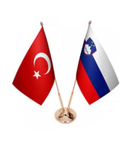 Masa Üstü Slovenya Bayrağı Türk Bayrağı İkili Pirinç Direk Masa Bayrak Seti