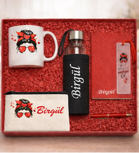 Kişiye Özel İsimli Premium Hediye Seti – Kupa, Cam Matara, Defter, Çanta & Kalem (Koyu Kırmızı)