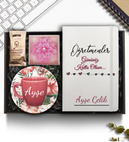 Öğretmenler Günü Temalı Kişiye Özel Beyaz Defter & Pembe Fincan & Pembe Mum & Mehmet Efendi Türk Kahvesi Hediye Seti