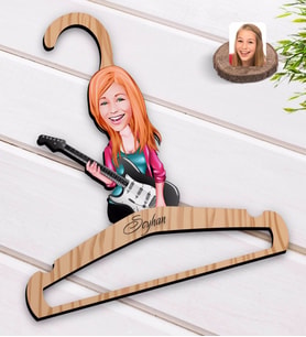 BK Gift Kişiye Özel Kadın Gitarist Karikatürlü Standart Boy Ahşap Elbise Askısı-1