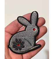 9X7 CM ÜTÜ İLE YAPIŞAN KABARTMA BONCUKLU TAVŞAN APLİK ARMA YAMA