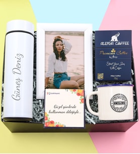 Kişiye Özel 500 ML Beyaz Renk Dereceli Çelik Termos & Beyaz Çerçeve & Mavi Renk Detaylı Vintage Kupa & Alerya Premium Filtre Kahve Hediye Seti